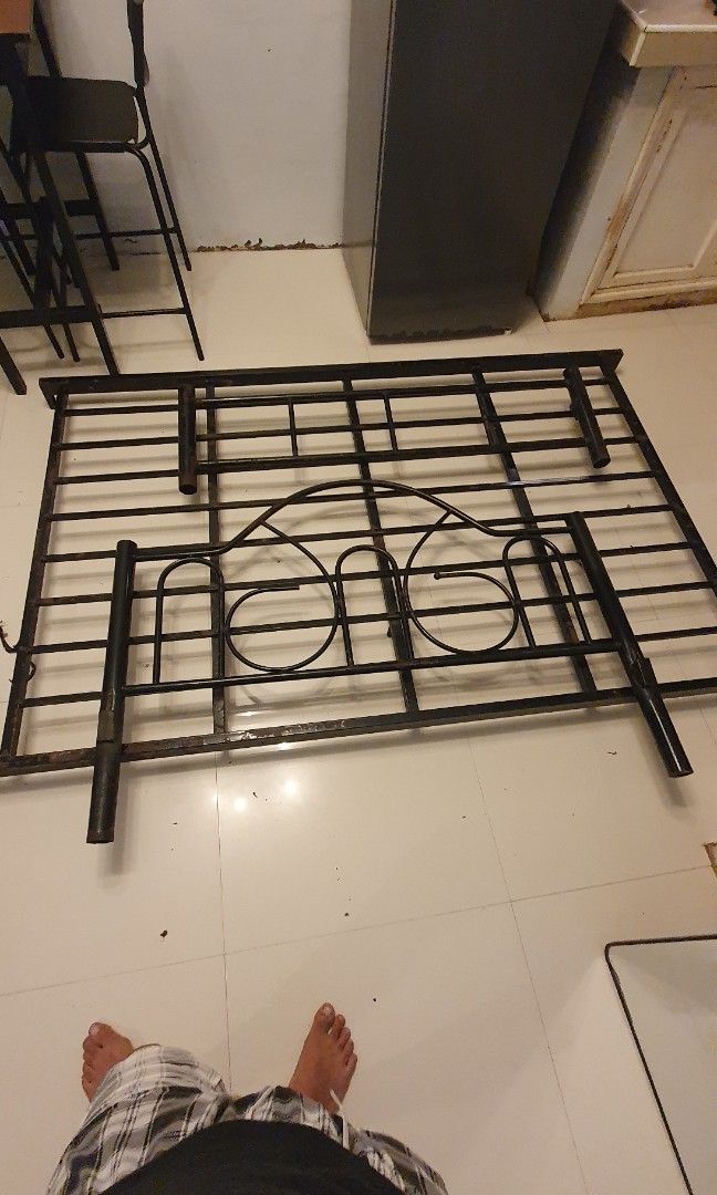 Black metal bed frame with slatted base (Category: Bed Frames & Mattresses) located in San Pablo. Submitted by nigobelen (Listing ID 1464894299, Image 3). Description: -Double 120x190 inches - Sturdy black metal bed frame with a classic scroll headboard - Built-in horizontal metal slats for reliable mattress support - Minor paint chips along the side rails from previous use - Dismantled and ready for quick pickup.
