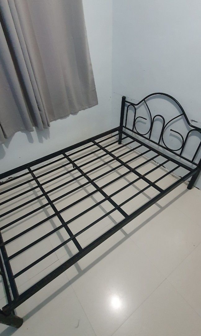 Black metal bed frame with slatted base (Category: Bed Frames & Mattresses) located in San Pablo. Submitted by nigobelen (Listing ID 1464894299, Image 1). Description: -Double 120x190 inches - Sturdy black metal bed frame with a classic scroll headboard - Built-in horizontal metal slats for reliable mattress support - Minor paint chips along the side rails from previous use - Dismantled and ready for quick pickup.