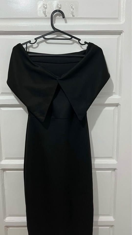 Black off-shoulder midi dress with front slit (Category: Dresses) located in Quezon City. Submitted by jukamigaha (Listing ID 1464894843, Image 2). Description: Graduation dress/Night dress/Black Dress Height: 5’6 Size: XS-S Strechable .