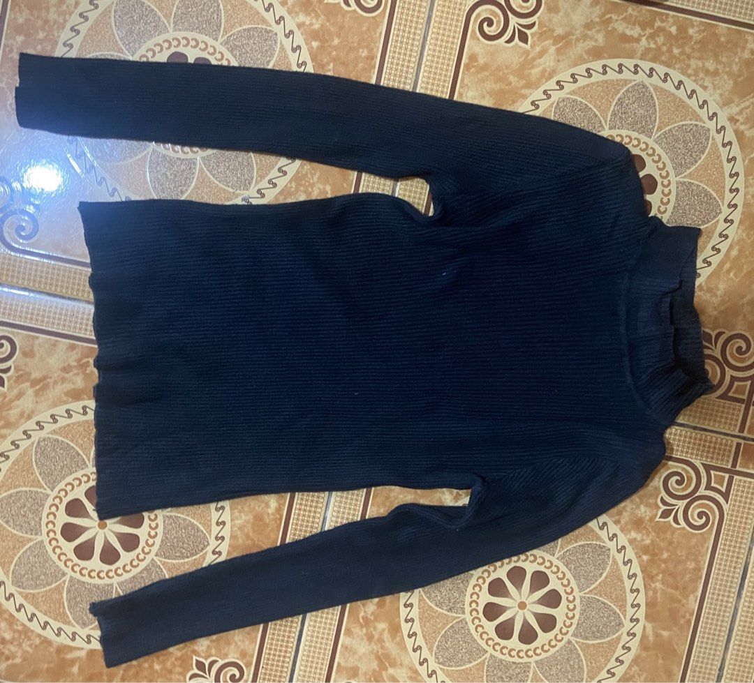 Black ribbed long sleeve mock neck sweater (Category: Longsleeves) located in Baguio. Submitted by sasissey (Listing ID 1464903153, Image 2). Description: - Color: Solid black - Style: Slim fit, high neckline, long sleeves - Material: Stretchy, high-quality ribbed knit fabric - Versatility: Easy to pair with jeans or skirts for cooler weather.