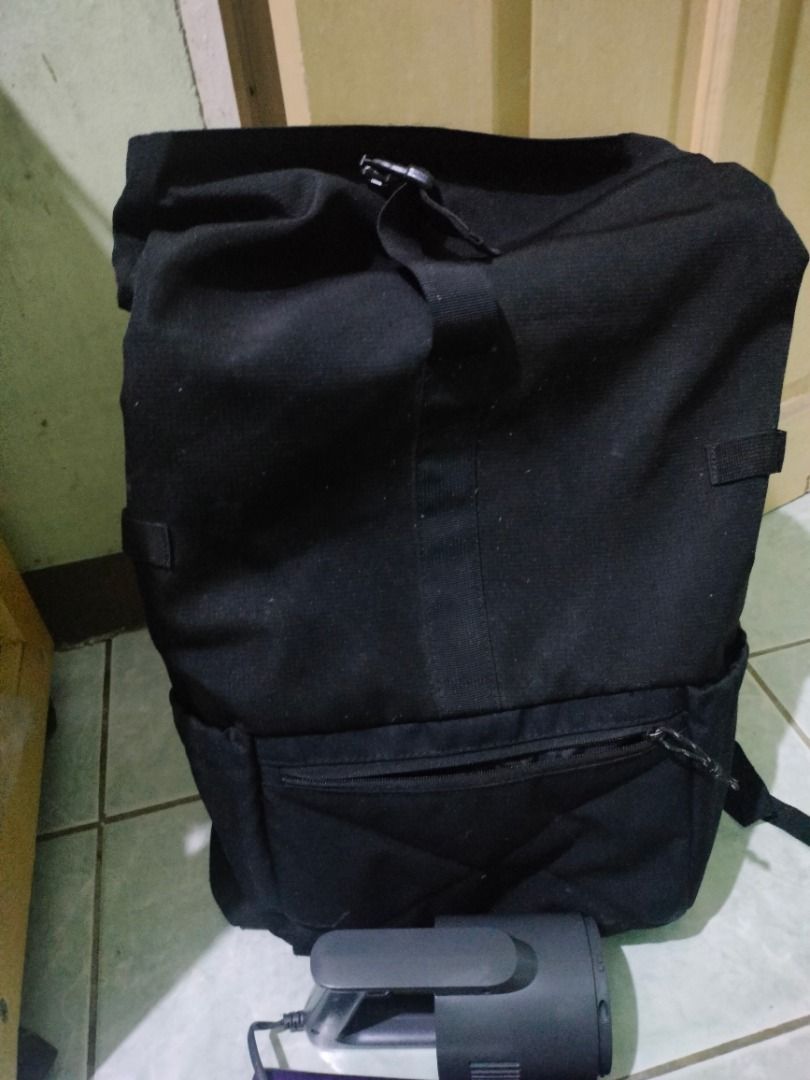 Black rolltop backpack casual daypack (Category: Backpacks) located in San Pedro. Submitted by leviandmillie (Listing ID 1464967353, Image 1). Description: ‼️ PICK UP ONLY‼️ ‼️ Kindly read all the information.‼️ 💰Selling Price: ₱200 Large black backpack with a spacious main compartment and secure buckle closure. Good for everyday use, school, work, commuting, overnight trips, or carrying larger items. DETAILS: • Large-capacity design • Roll-top 