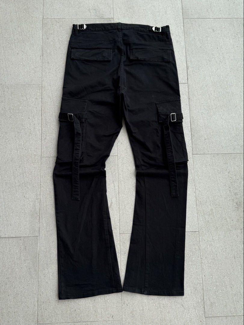 BLACK VUJA DE FLARED CARGO 2.0 (250usd srp) (Category: Trousers) located in Rizal. Submitted by eterna.luxe (Listing ID 1464932811, Image 3). Description: BLACK VUJA DE FLARED CARGO 2.0 (250usd srp) Model Height 5’10 32x44 hem 9 Condition: 10/10 Color rate: 10/10 Swipe for more details… .