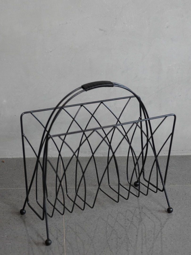 Black wire metal magazine rack with handle (Category: Shelves, Cabinets & Racks) located in San Fernando. Submitted by recalibrate.furniture (Listing ID 1464841751, Image 3). Description: MCM BLACK WIRE MAGAZINE RACK W: 45cm D: 22cm H: 47cm Asking is 2k only. 𝘿𝙄𝙎𝘾𝙇𝘼𝙄𝙈𝙀𝙍: 𝘈𝘭𝘭 𝘰𝘶𝘳 𝘷𝘪𝘯𝘵𝘢𝘨𝘦 𝘱𝘪𝘦𝘤𝘦𝘴 𝘩𝘢𝘷𝘦 𝘭𝘪𝘷𝘦𝘥 𝘢 𝘱𝘳𝘦𝘷𝘪𝘰𝘶𝘴 𝘭𝘪𝘧𝘦 𝘢𝘯𝘥 𝘮𝘢𝘺 𝘴𝘩𝘰𝘸 𝘴𝘪𝘨𝘯𝘴 𝘰𝘧 𝘢𝘨𝘦, 𝘴𝘶𝘤𝘩 𝘢𝘴 𝘮𝘪𝘯𝘰𝘳 𝘴𝘤�