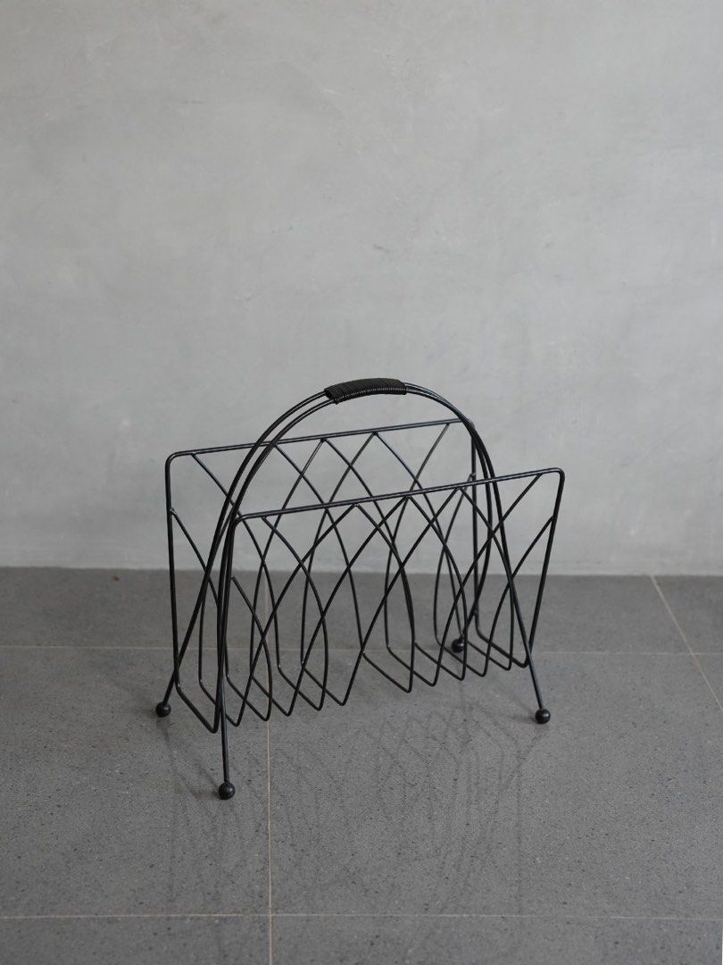 Black wire metal magazine rack with handle (Category: Shelves, Cabinets & Racks) located in San Fernando. Submitted by recalibrate.furniture (Listing ID 1464841751, Image 1). Description: MCM BLACK WIRE MAGAZINE RACK W: 45cm D: 22cm H: 47cm Asking is 2k only. 𝘿𝙄𝙎𝘾𝙇𝘼𝙄𝙈𝙀𝙍: 𝘈𝘭𝘭 𝘰𝘶𝘳 𝘷𝘪𝘯𝘵𝘢𝘨𝘦 𝘱𝘪𝘦𝘤𝘦𝘴 𝘩𝘢𝘷𝘦 𝘭𝘪𝘷𝘦𝘥 𝘢 𝘱𝘳𝘦𝘷𝘪𝘰𝘶𝘴 𝘭𝘪𝘧𝘦 𝘢𝘯𝘥 𝘮𝘢𝘺 𝘴𝘩𝘰𝘸 𝘴𝘪𝘨𝘯𝘴 𝘰𝘧 𝘢𝘨𝘦, 𝘴𝘶𝘤𝘩 𝘢𝘴 𝘮𝘪𝘯𝘰𝘳 𝘴𝘤�