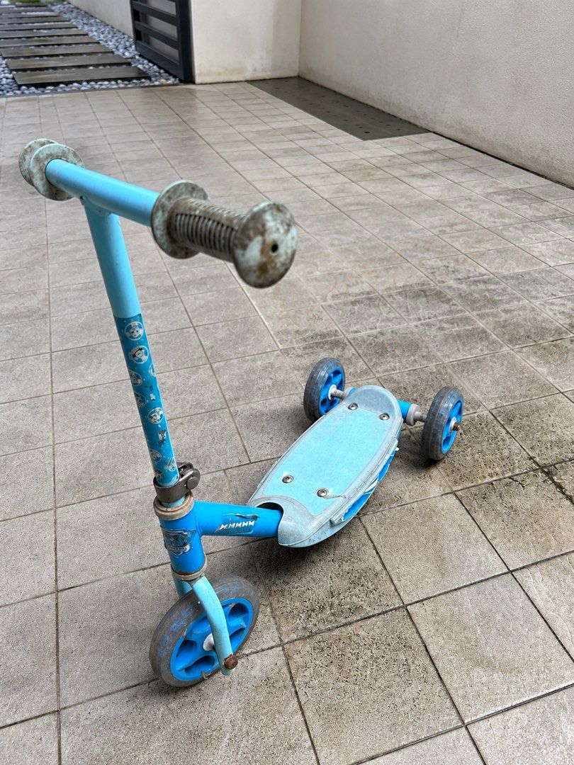 Blue 3-Wheel Kids Scooter (Category: Skates, Rollerblades & Scooters) located in Muntinlupa City. Submitted by shopnb (Listing ID 1464783119, Image 2). Description: Selling our pre-loved blue 3-wheel kids’ scooter. Great starter scooter for younger kids and sturdy enough for everyday play. Details: * 3-wheel design for better balance and stability * Blue/aqua color * Wide textured deck * Easy-grip handlebars * Adjustable handlebar height * 3 whee