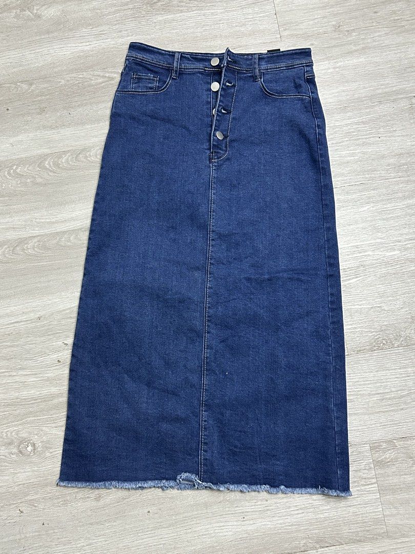 Blue Denim Midi Skirt with Front Buttons and Split Hem (Category: Skirts) located in Manila. Submitted by cabsjanine34953 (Listing ID 1464916156, Image 1). Description: ‼️DECLUTTERING USED ONCE ✅ bag o pa kaayo Dark blue denim midi skirt - Button-up front with silver metal hardware - Trendy raw frayed hem and center back slit - Functional back patch pockets - Perfect for casual OOTDs, pairs well with sneakers or boots Originally Bought at ₱450 Pr