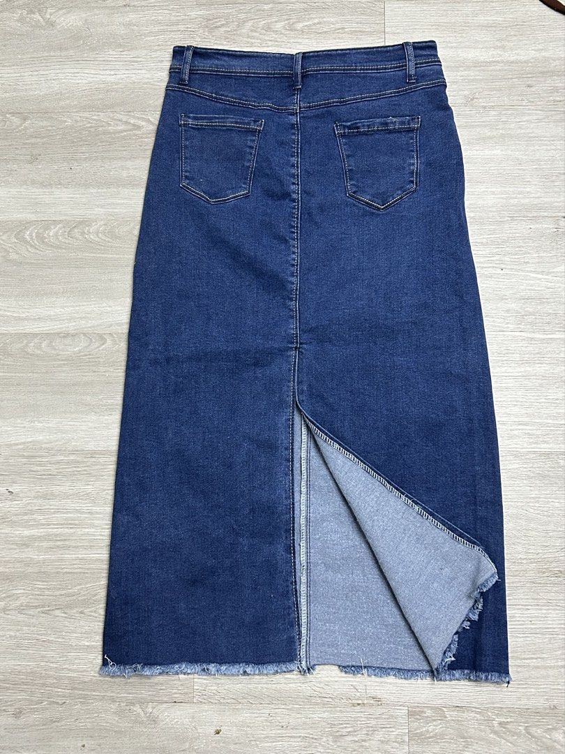 Blue Denim Midi Skirt with Front Buttons and Split Hem (Category: Skirts) located in Manila. Submitted by cabsjanine34953 (Listing ID 1464916156, Image 2). Description: ‼️DECLUTTERING USED ONCE ✅ bag o pa kaayo Dark blue denim midi skirt - Button-up front with silver metal hardware - Trendy raw frayed hem and center back slit - Functional back patch pockets - Perfect for casual OOTDs, pairs well with sneakers or boots Originally Bought at ₱450 Pr