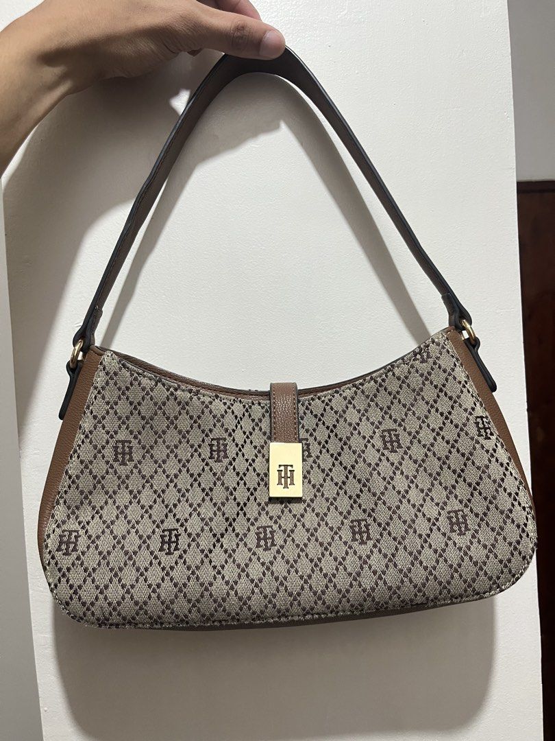 Bolsa Tommy (Category: Luxury Bags & Wallets) located in Lipa City. Submitted by wescart (Listing ID 1464918974, Image 3). Description: Personal bag not thrifted RFS: Decluttering .