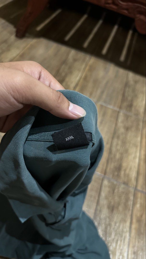 BOSS GREEN POLO (Category: Tshirts & Polo Shirts ) located in Manila. Submitted by urban-vintage_2 (Listing ID 1464931142, Image 3). Description: ISSUE: SEE THE PICS FOR ISSUE ( NEED WASH ) MOP :GCASH ( NO COD ) SHIP VIA : LALAMOVE & J&T LOCATION : PASIG CITY LENGTH : 25 WIDTH : 19 .