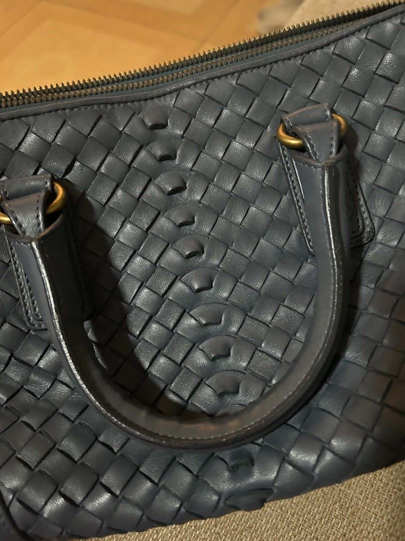 Bottega Handbag (Category: Belt bags, Clutches and Pouches) located in Manila. Submitted by thriftniyuno (Listing ID 1464870600, Image 3). Description: .