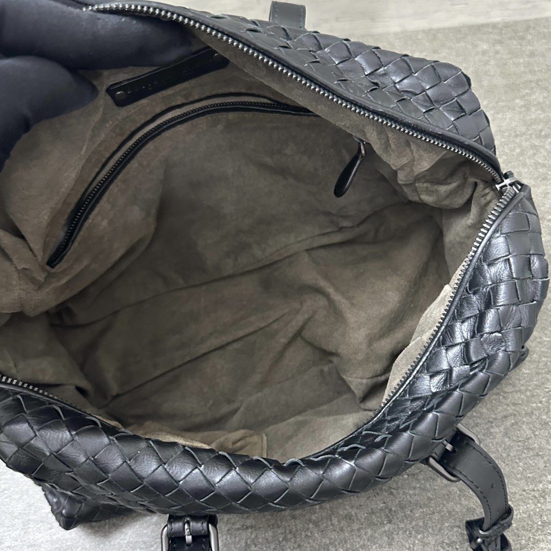 Bottega Veneta (Category: Luxury Bags & Wallets) located in Taguig. Submitted by anniething.goes (Listing ID 1464821654, Image 3). Description: Bottega Veneta boston bag Excellent condition (Rank A) 9/10 Black Comes with dustbag, mirror, cards STEAL DEAL!!!.