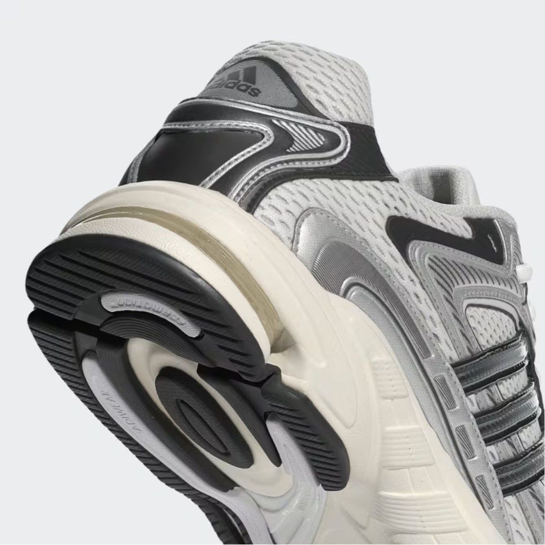 Brand New Adidas Response CL (Category: Sneakers) located in Bulacan. Submitted by iamolivia_p (Listing ID 1464966956, Image 3). Description: Brand New complete with box, never been used. RFS: Gifted to me but size does not fit. Money back guaranteed if proven fake. Check brand website to compare and check price.