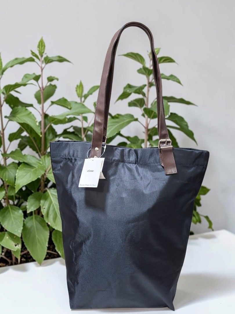 BRAND NEW E'SSE NYLON VERTICAL TOTE (Category: Tote Bags) located in Las Pinas. Submitted by annachiaonair2037 (Listing ID 1464890626, Image 2). Description: BRAND NEW E'SSE NYLON VERTICAL TOTE FROM JAPAN WATER PROOF SNAP BUTTON CLOSURE HANDLE DROP 10" H 16" L 15" W 6" Disclaimer: I am not affiliated with, associated with, or authorized by any of the brands featured posted. Any mention of brand names, trademarks, or logos is solely for identifica