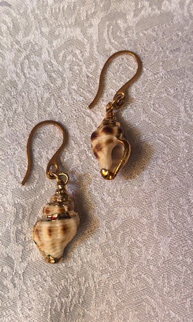 Brand New Shell earings real (Category: Earrings) located in Tuguegarao City. Submitted by zenphoenix-7ad615 (Listing ID 1464789604, Image 2). Description: Brand new earrings real shell Stainless hook.