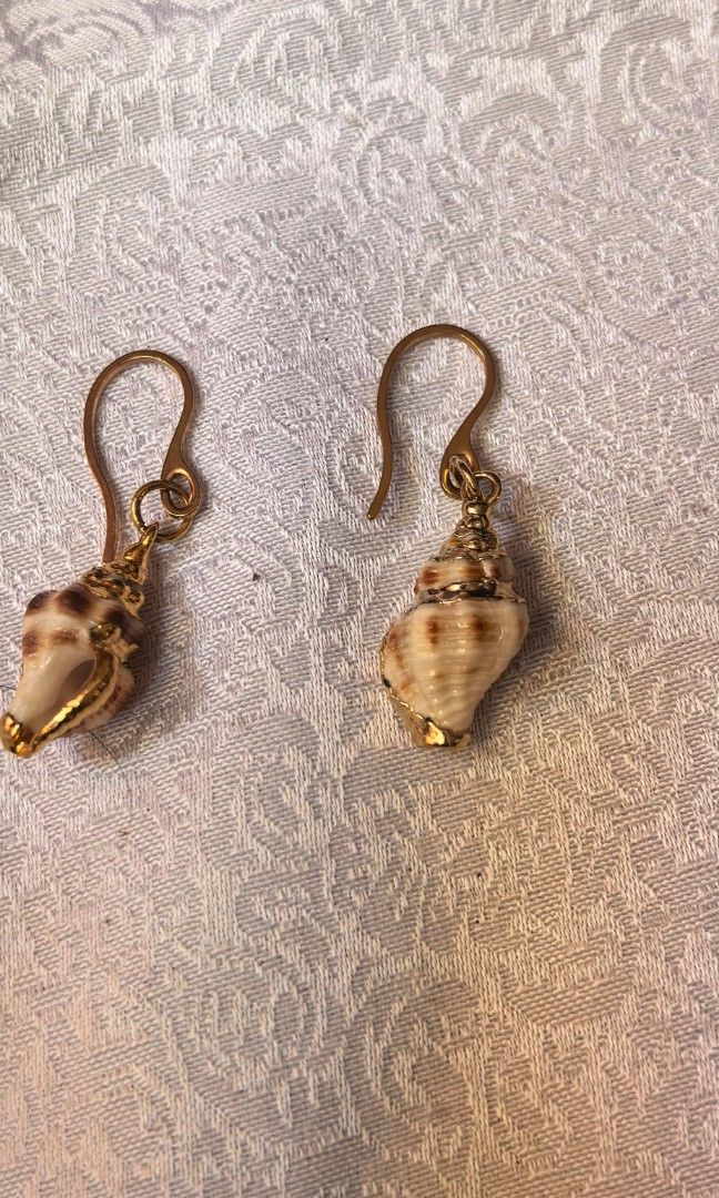 Brand New Shell earings real (Category: Earrings) located in Tuguegarao City. Submitted by zenphoenix-7ad615 (Listing ID 1464789604, Image 1). Description: Brand new earrings real shell Stainless hook.
