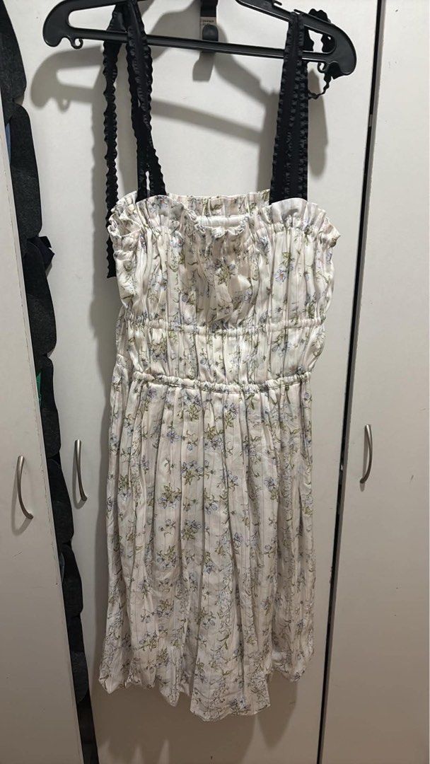 Branded clothes (Category: Dresses) located in San Juan City. Submitted by tropicbling (Listing ID 1464812525, Image 3). Description: ₱50-₱150 each .