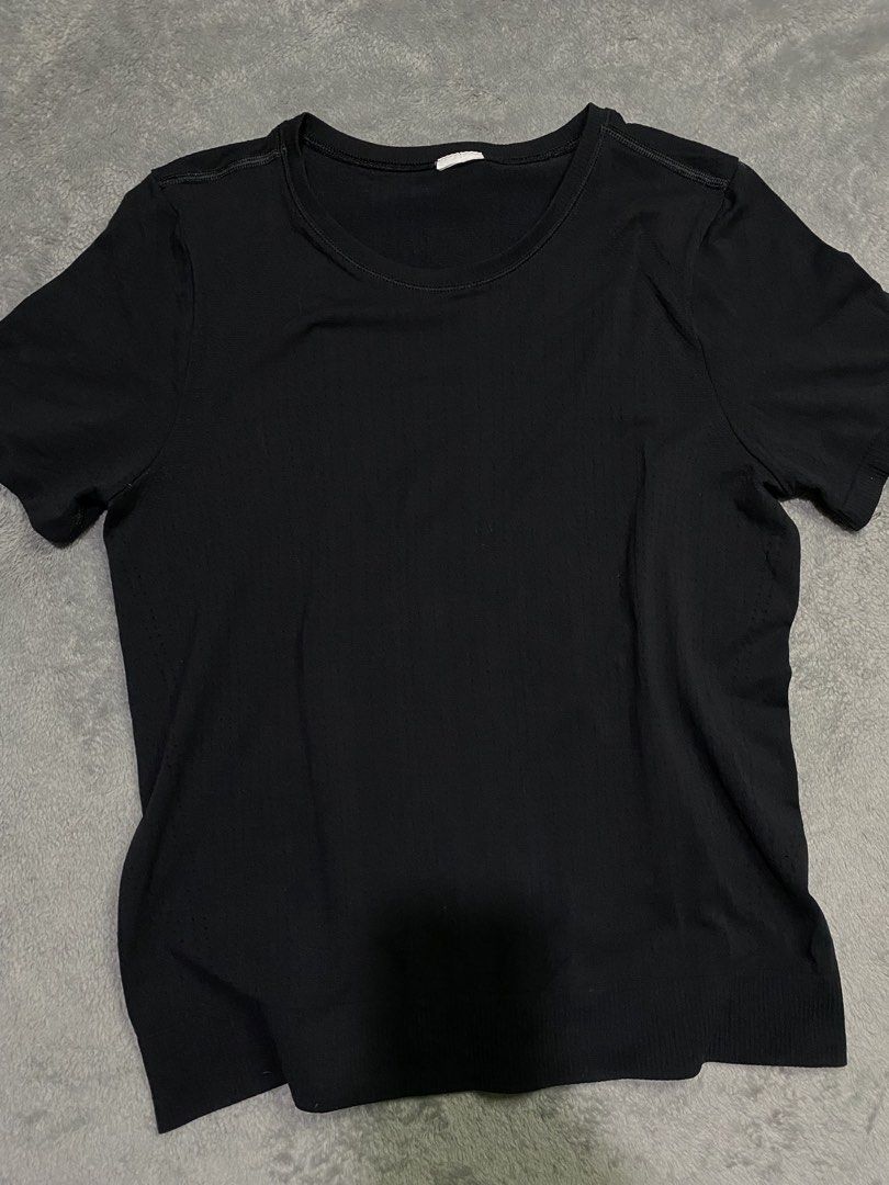 Breathable athletic top (Category: Tshirts & Polo Shirts ) located in Manila. Submitted by pc.thrift (Listing ID 1464893003, Image 1). Description: M-L.