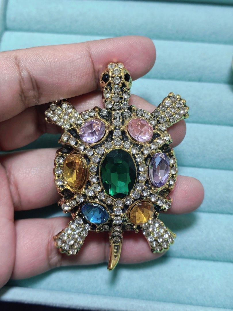Brooch Pin Rainbow Turtle (Category: Brooches) located in Taguig. Submitted by jeannescarlet (Listing ID 1464778092, Image 1). Description: 💎Brand New 💎Alloy Material.