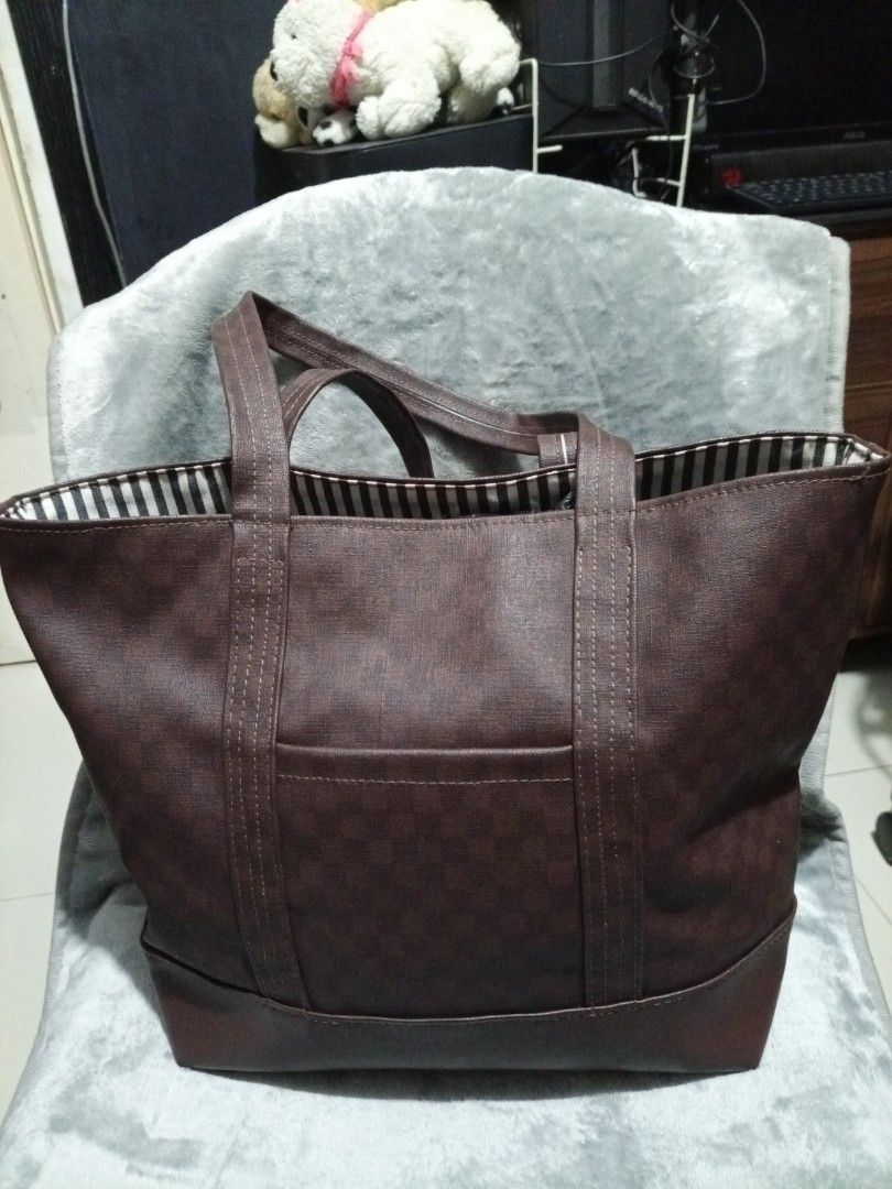 Brown Leatherette Tote Bag (Category: Shoulder Bags) located in Davao. Submitted by hermiepiam75360 (Listing ID 1464912677, Image 1). Description: .
