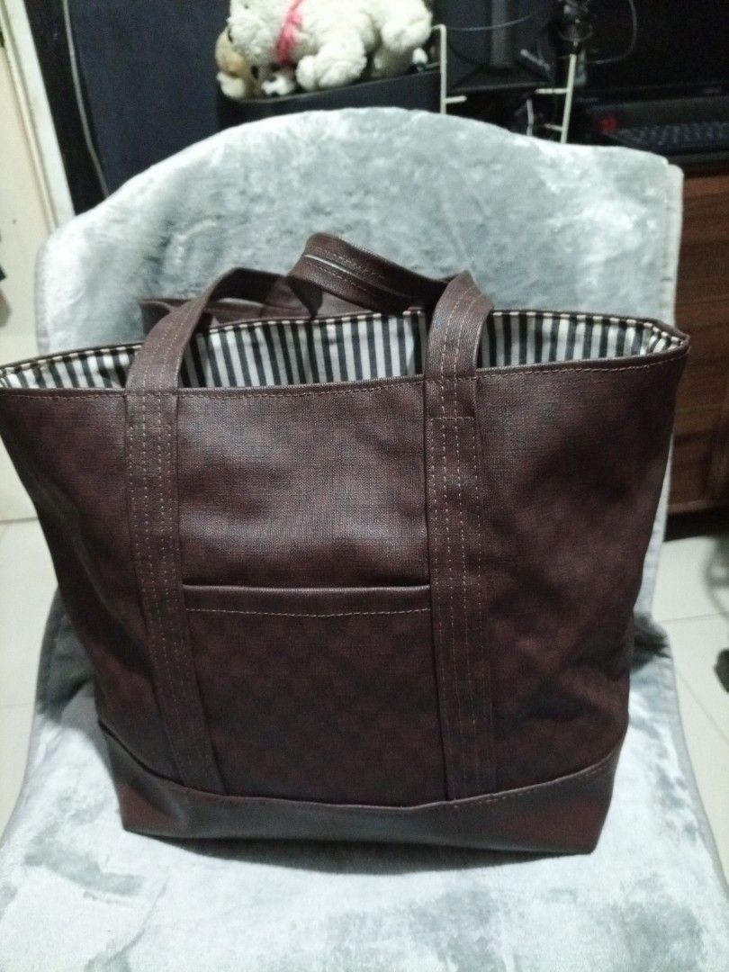 Brown Leatherette Tote Bag (Category: Shoulder Bags) located in Davao. Submitted by hermiepiam75360 (Listing ID 1464912677, Image 2). Description: .
