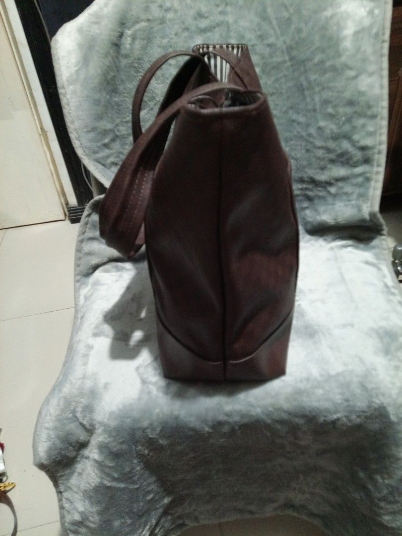 Brown Leatherette Tote Bag (Category: Shoulder Bags) located in Davao. Submitted by hermiepiam75360 (Listing ID 1464912677, Image 3). Description: .