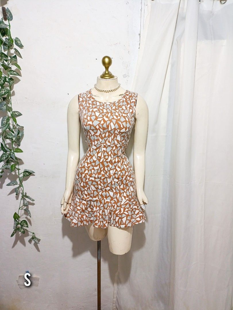 brown printed dress retro (Category: Dresses) located in Pateros City. Submitted by amj_amj (Listing ID 1464877410, Image 1). Description: .