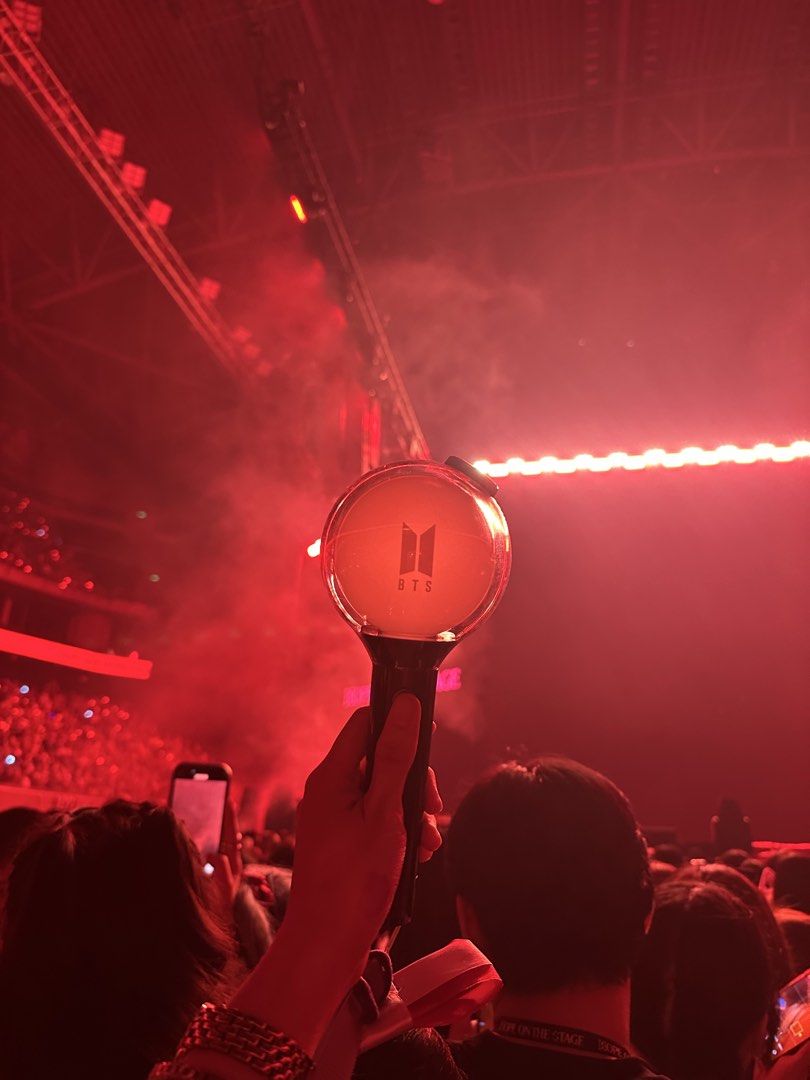 BTS Official Lightstick Army Bomb MOTS SE (Category: K-Wave Merchandise) located in Manila. Submitted by yzaslistings (Listing ID 1464835673, Image 3). Description: 100% official BTS Army Bomb SE (bought in 2021) fully working, connects to the app; only used once (HOTS tour) rfs: got the new version! price slightly negotiable can do meetups around ust; for delivery, sf will be shouldered by buyer :).