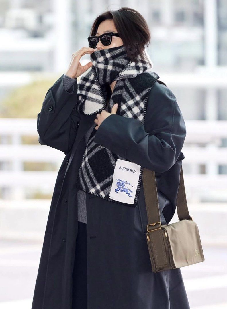 ⚜️Burberry Scarf (Category: Luxury Accessories) located in Makati City. Submitted by 90sangel (Listing ID 1464925532, Image 2). Description: .
