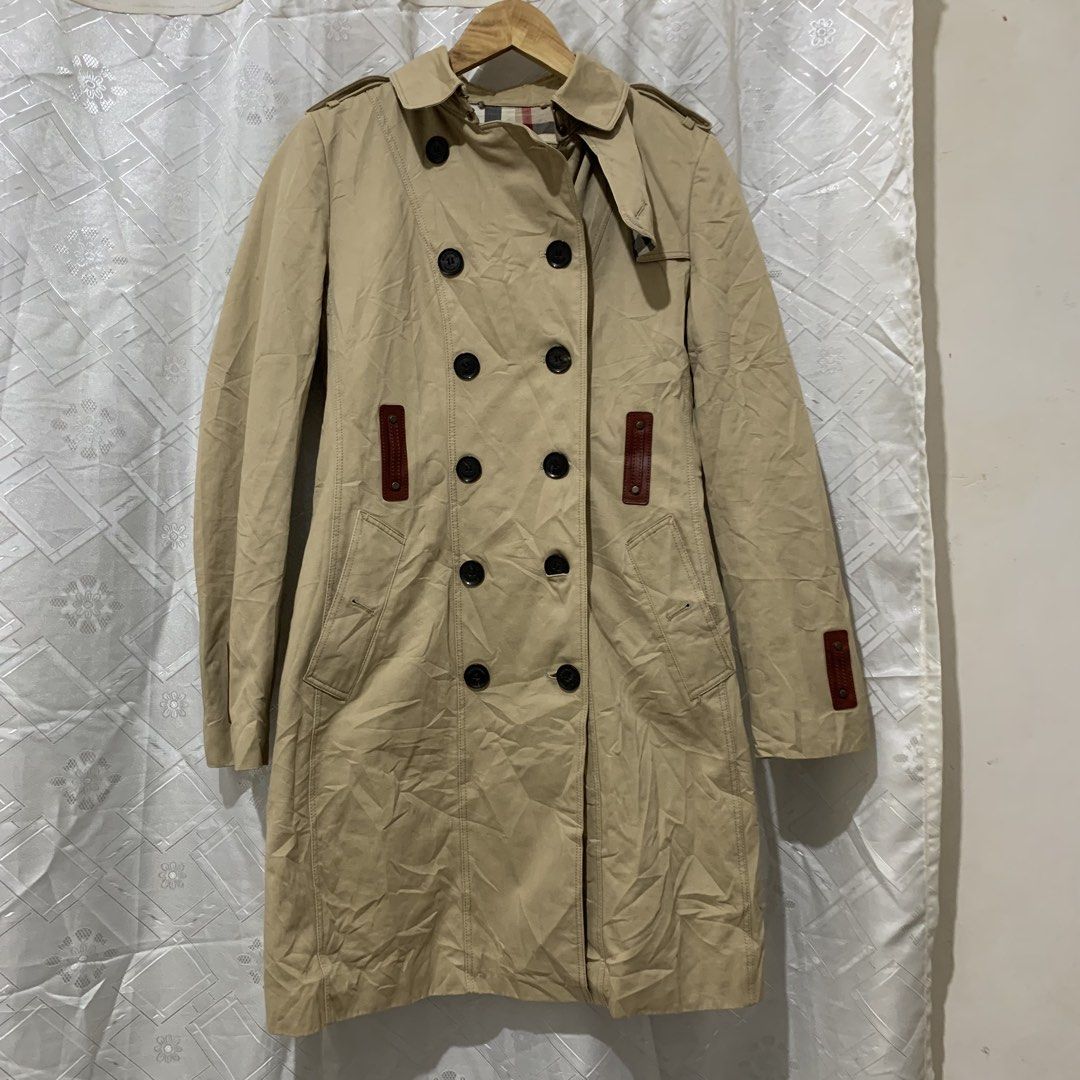 BURBERRY TRENCH COAT (Category: Coats, Jackets and Outerwear) located in Bula. Submitted by b3nedictpuk_ (Listing ID 1464868034, Image 1). Description: Burberry Trench Coat Size 6 Very good condition complete tags .