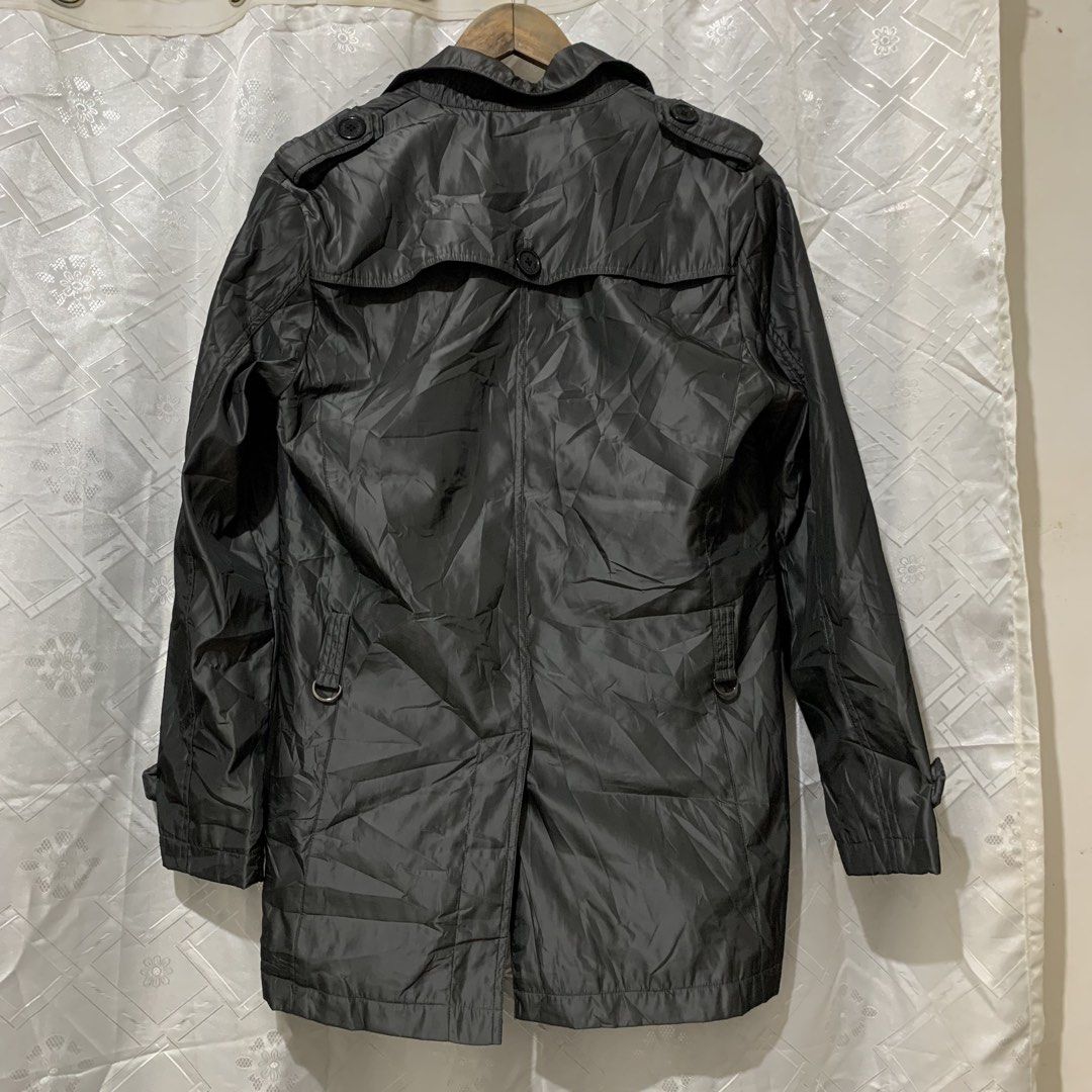 BURBERRY TRENCH COAT (Category: Coats, Jackets and Outerwear) located in Bula. Submitted by b3nedictpuk_ (Listing ID 1464868256, Image 2). Description: Burberry Trench coat Size S Very good condition Issue: one crack buttons.