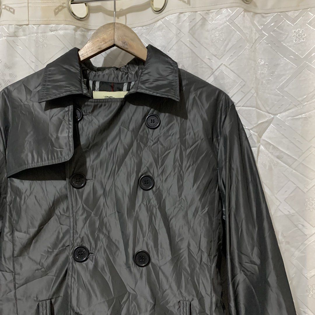 BURBERRY TRENCH COAT (Category: Coats, Jackets and Outerwear) located in Bula. Submitted by b3nedictpuk_ (Listing ID 1464868256, Image 3). Description: Burberry Trench coat Size S Very good condition Issue: one crack buttons.
