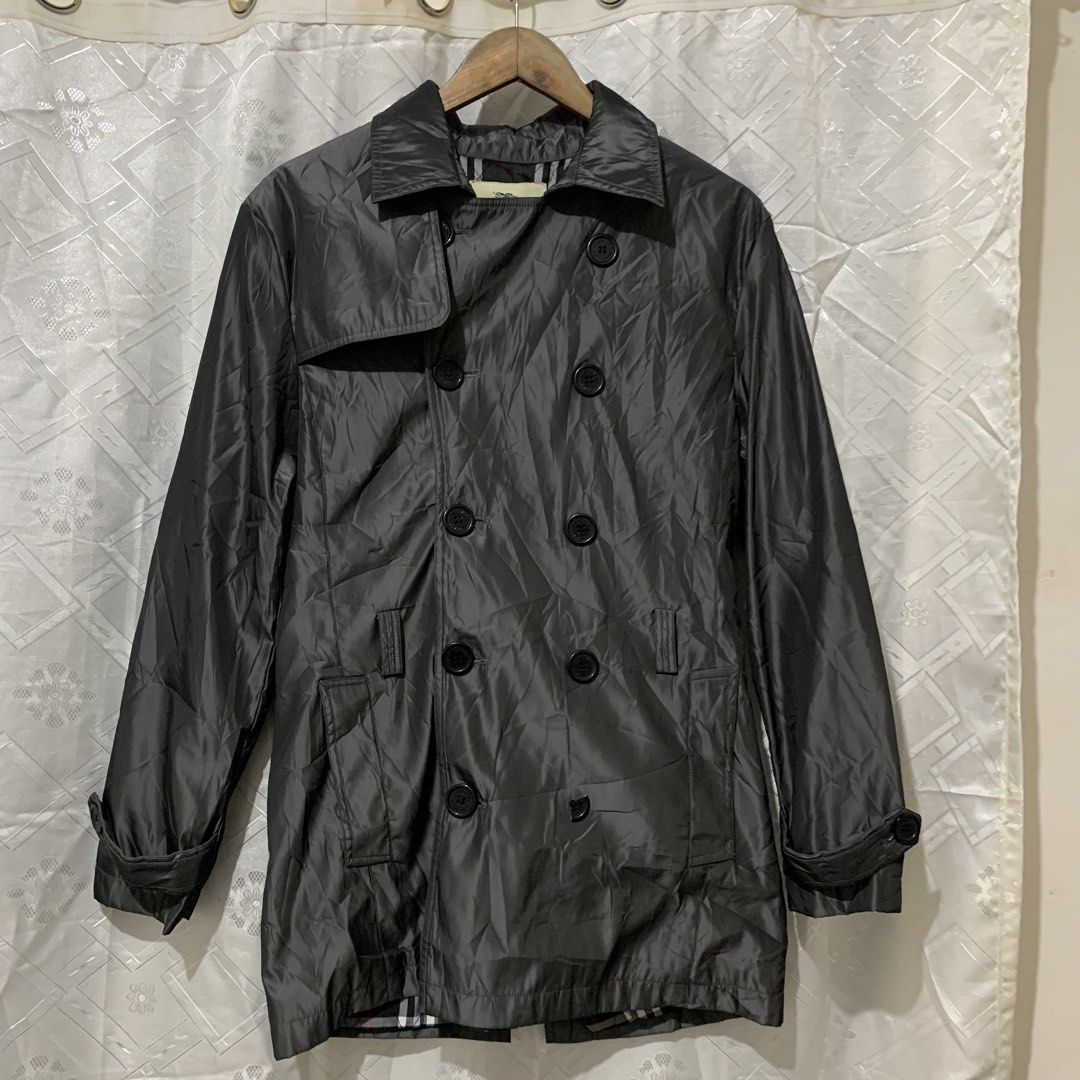 BURBERRY TRENCH COAT (Category: Coats, Jackets and Outerwear) located in Bula. Submitted by b3nedictpuk_ (Listing ID 1464868256, Image 1). Description: Burberry Trench coat Size S Very good condition Issue: one crack buttons.