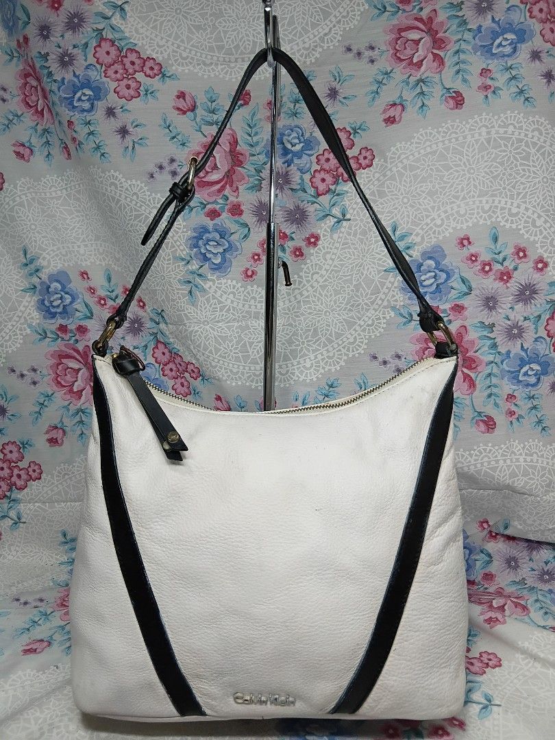 CALVIN KLEIN PEBBLED LEATHER HOBO SHOULDER BAG (Category: Shoulder Bags) located in General Mariano Alvarez. Submitted by adonid (Listing ID 1464839288, Image 1). Description: CALVIN KLEIN PEBBLED LEATHER HOBO SHOULDER BAG GOOD CONDITION NORMAL SIGN USAGE ONLY.