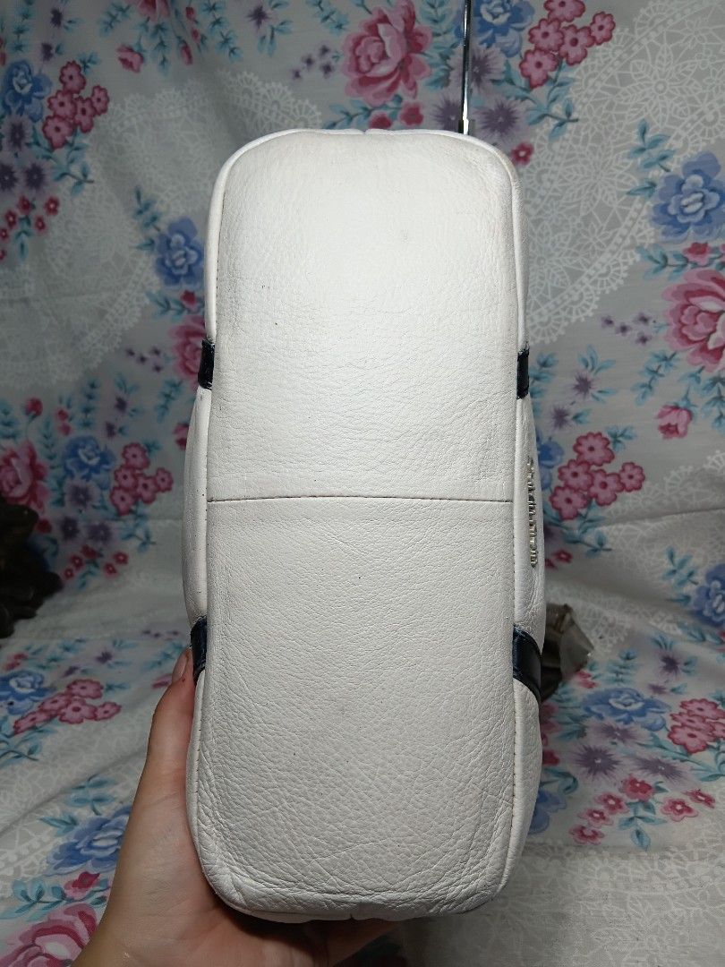 CALVIN KLEIN PEBBLED LEATHER HOBO SHOULDER BAG (Category: Shoulder Bags) located in General Mariano Alvarez. Submitted by adonid (Listing ID 1464839288, Image 3). Description: CALVIN KLEIN PEBBLED LEATHER HOBO SHOULDER BAG GOOD CONDITION NORMAL SIGN USAGE ONLY.