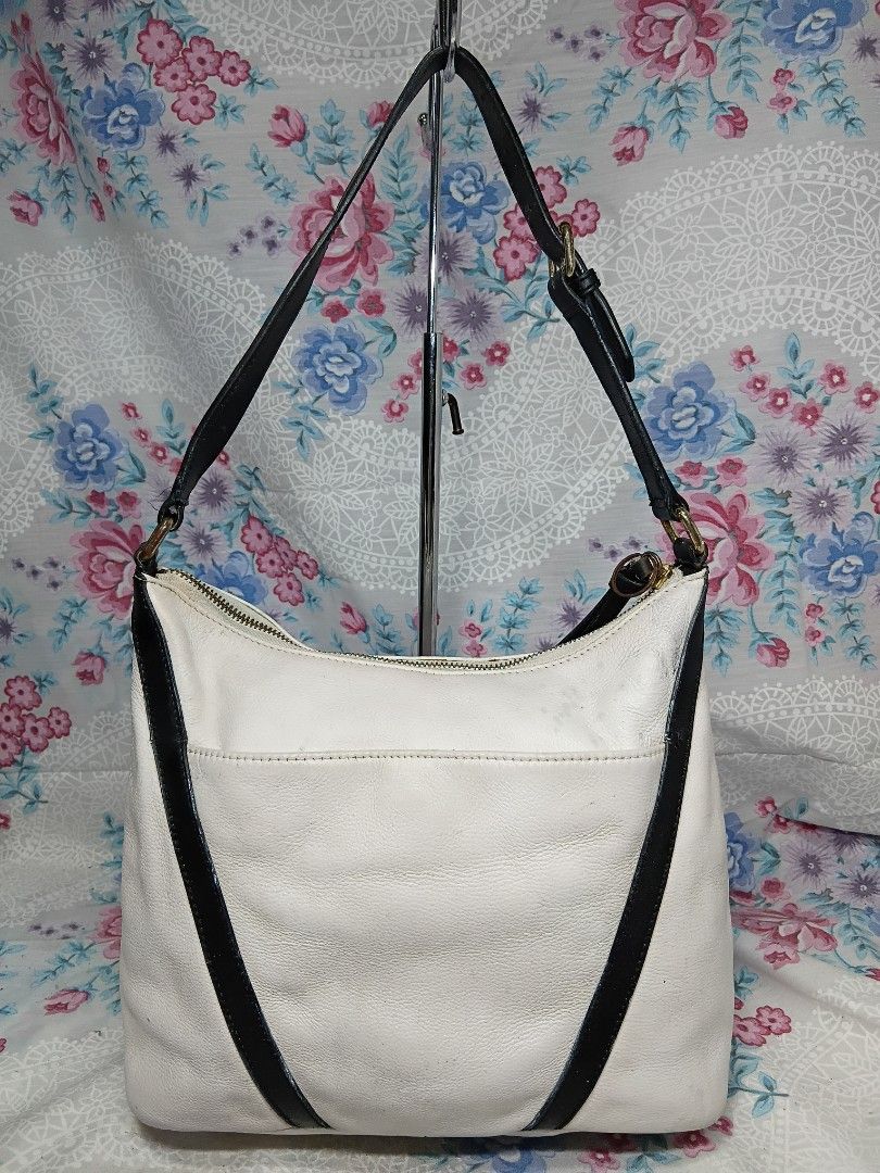 CALVIN KLEIN PEBBLED LEATHER HOBO SHOULDER BAG (Category: Shoulder Bags) located in General Mariano Alvarez. Submitted by adonid (Listing ID 1464839288, Image 2). Description: CALVIN KLEIN PEBBLED LEATHER HOBO SHOULDER BAG GOOD CONDITION NORMAL SIGN USAGE ONLY.