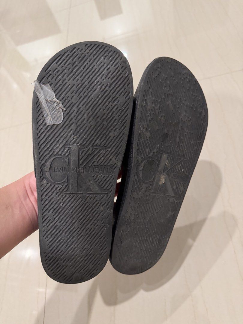 Calvin Klein Slides (Category: Sneakers) located in Malasiqui. Submitted by jeffrey89ers (Listing ID 1464891427, Image 3). Description: Bought in Abu Dhabi, UAE Free shipping Genuine Original from CK store.