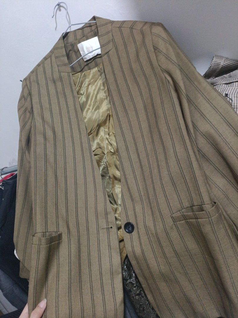 Camel Brown Open Blazer Single Button (Category: Coats, Jackets and Outerwear) located in Taguig. Submitted by vm.co (Listing ID 1463731081, Image 2). Description: Perfect for: • Corporate office wear • Business travel • Smart casual outfits • Rainy or cool weather • Capsule wardrobe • Everyday sophisticated styling Condition: Appears to be in very good preloved condition with no visible major stains, tears, or discoloration in the photo. A light