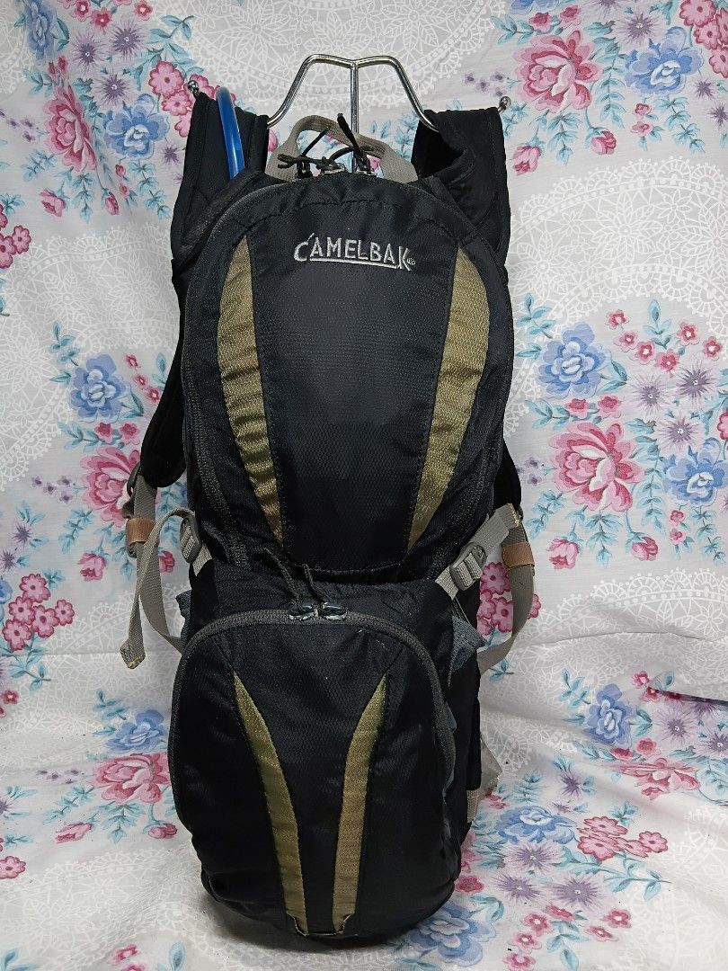 CAMELBAK LOBO HYDRATION BACKPACK (Category: Backpacks) located in General Mariano Alvarez. Submitted by adonid (Listing ID 1464825531, Image 1). Description: CAMELBAK LOBO HYDRATION BACKPACK GOOD CONDITION NORMAL SIGN USAGE ONLY.