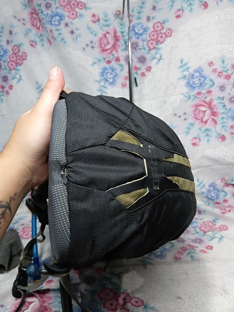 CAMELBAK LOBO HYDRATION BACKPACK (Category: Backpacks) located in General Mariano Alvarez. Submitted by adonid (Listing ID 1464825531, Image 3). Description: CAMELBAK LOBO HYDRATION BACKPACK GOOD CONDITION NORMAL SIGN USAGE ONLY.