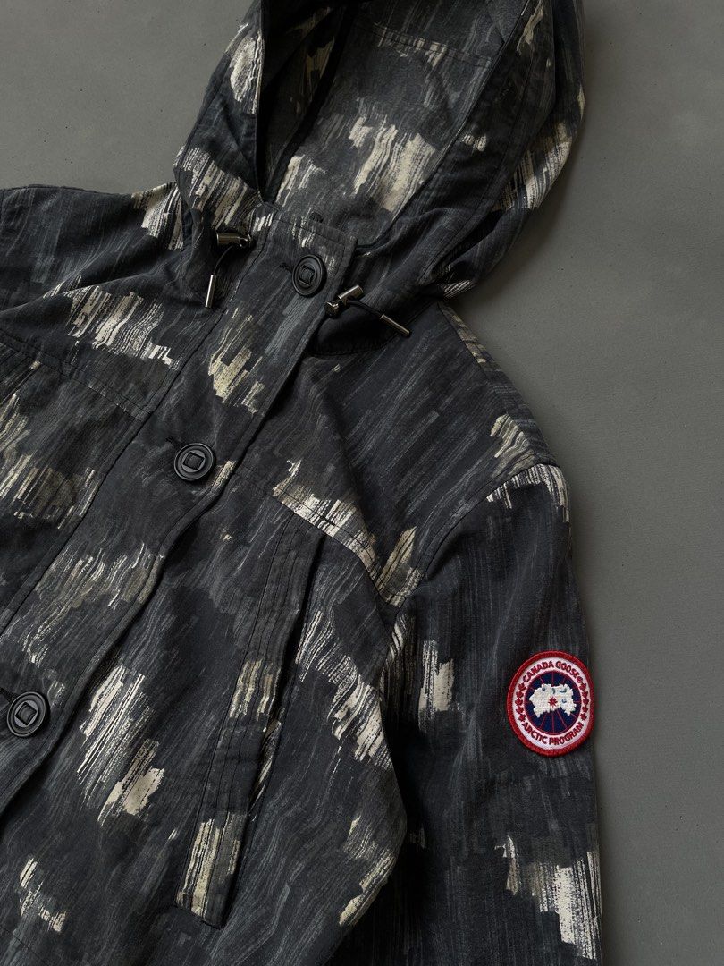 Canada Goose Redstone Jacket camouflage pattern (Category: Activewear) located in Malasiqui. Submitted by blank_wave (Listing ID 1464780867, Image 3). Description: m on tag 21x28 no issue 10/10 color rate excellent condition.