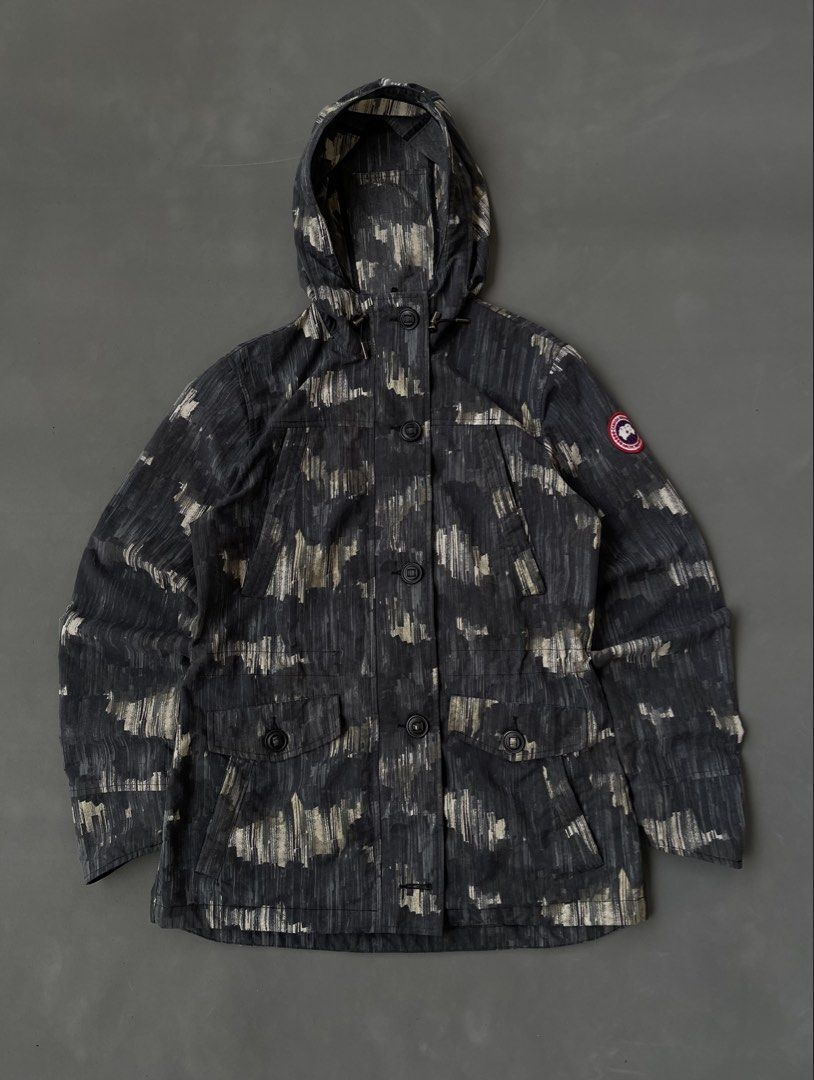 Canada Goose Redstone Jacket camouflage pattern (Category: Activewear) located in Malasiqui. Submitted by blank_wave (Listing ID 1464780867, Image 1). Description: m on tag 21x28 no issue 10/10 color rate excellent condition.