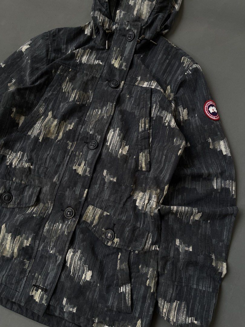 Canada Goose Redstone Jacket camouflage pattern (Category: Activewear) located in Malasiqui. Submitted by blank_wave (Listing ID 1464780867, Image 2). Description: m on tag 21x28 no issue 10/10 color rate excellent condition.