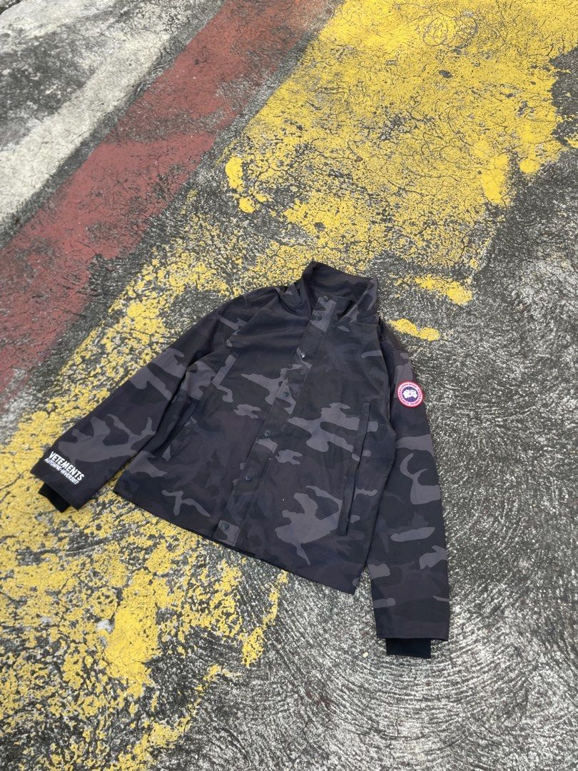 Canada goose x Vetements jacket (Category: Luxury Apparel) located in Alegria. Submitted by deniseeee.21 (Listing ID 1464773001, Image 1). Description: Great condition size medium Dm me for more details.