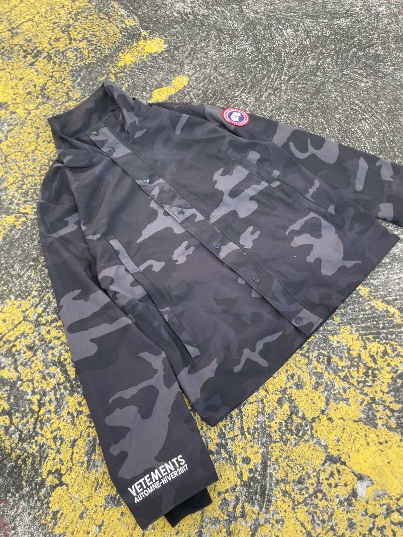 Canada goose x Vetements jacket (Category: Luxury Apparel) located in Alegria. Submitted by deniseeee.21 (Listing ID 1464773001, Image 2). Description: Great condition size medium Dm me for more details.
