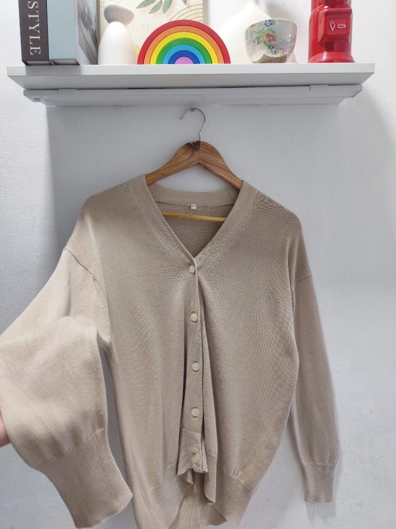 Cardigan basic (Category: Longsleeves) located in Pasir Gudang. Submitted by knitwear_dahlia (Listing ID 1464931120, Image 2). Description: - Pit 22" - Length 27".
