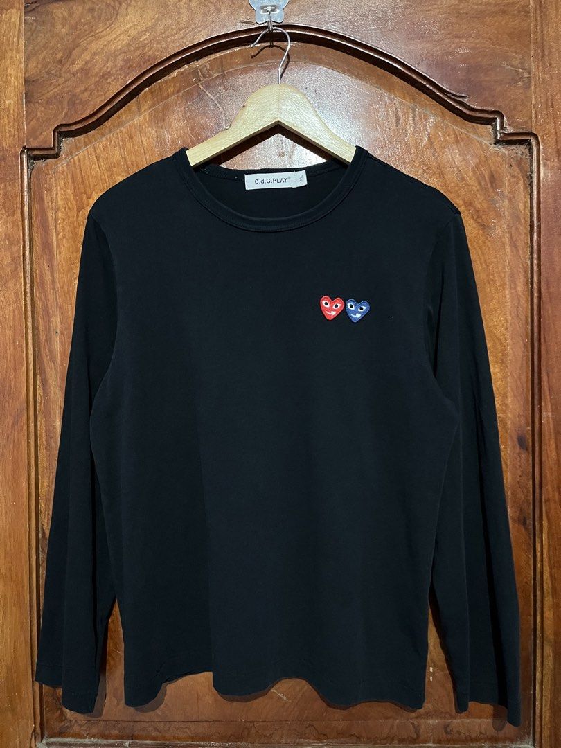C.d.G Play Sweatshirt (Category: Coats, Jackets and Outerwear) located in Tumauini. Submitted by jomerthrift (Listing ID 1464916366, Image 1). Description: Dimes: 20.5x25 Color rate: 9.8/10 No issue Single stitch all the way.