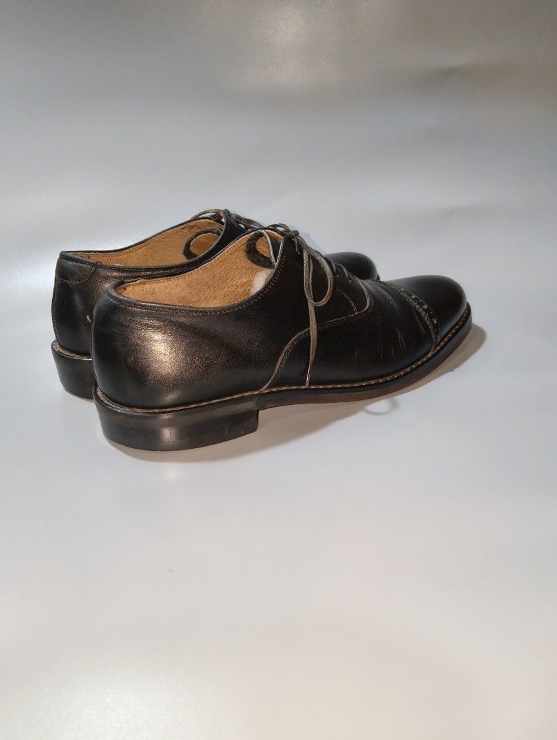 CEDAR CREST "American Shoes Hero" Cap-Toe Oxfords (Category: Casual Shoes) located in Cagayan de Oro. Submitted by warmbird-f84aab (Listing ID 1464833368, Image 2). Description: CEDAR CREST "American Shoes Hero" Cap-Toe Oxfords Size: US 7.5 | Model: CD1493 Genuine full-grain black leather • Classic semi-brogue cap-toe design Timeless formal-casual style, built to last Condition: ✅ Pre-loved, well-cared for ✅ Leather still supple with natural pati