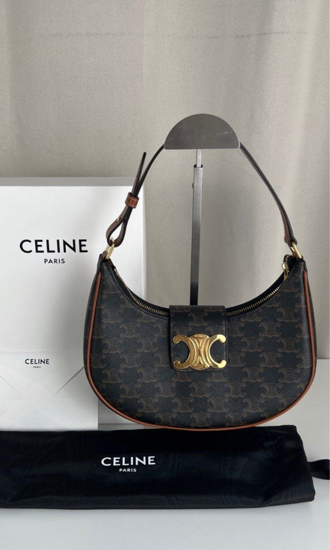 Celine Ava Triomphe 腋下包 老花手袋 （分類：手袋及銀包）位於 Hong Kong。 由 Rima_ 提交（商品編號 1464901011，圖片 1）。簡介： 有原裝塵袋，貼紙冇撕。只使用2次， 可陪驗 100%真貨 ✅有單✅ Celine Ava Triomphe 腋下袋，經典老花圖案配金扣，容量夠日常出門用， 屋企有事急放，有興趣留低查詢， 平放不議價🙏🏻 金鐘站/中環站/南港島綫交收/SF到付 。