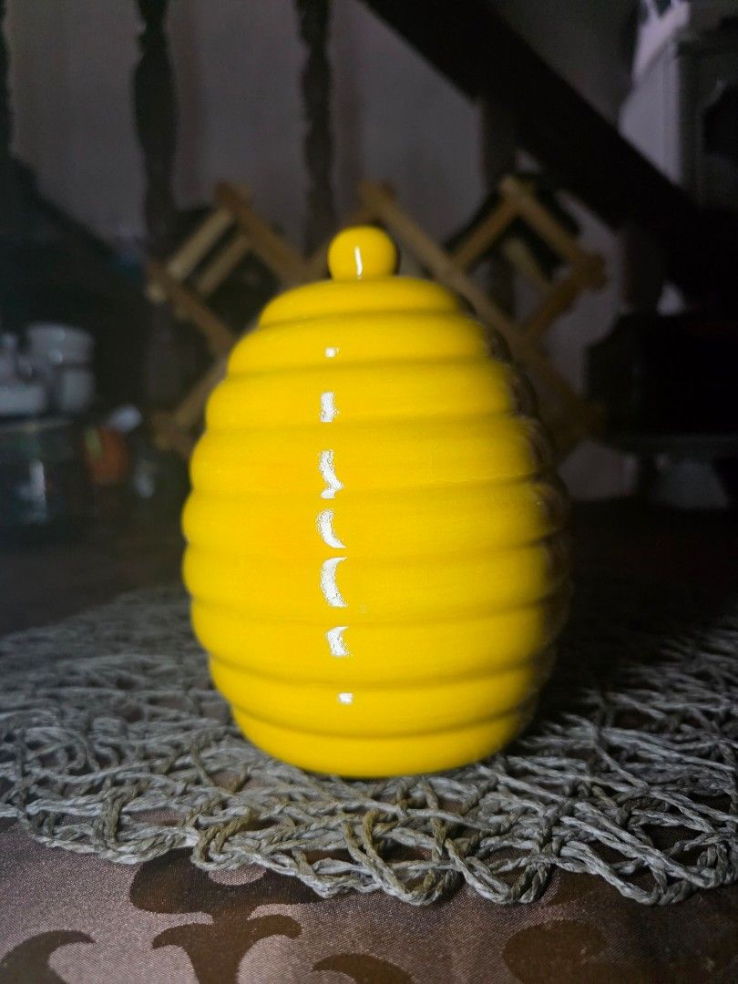 Ceramic Beehive Honey Pot with Bees and Daisies (Category: Vases & Decorative Bowls) located in Zamboanga. Submitted by lunavinum (Listing ID 1464968134, Image 2). Description: Ceramic Beehive approx meas: 7 inches height condition: paint chip at the back, please view images 480.