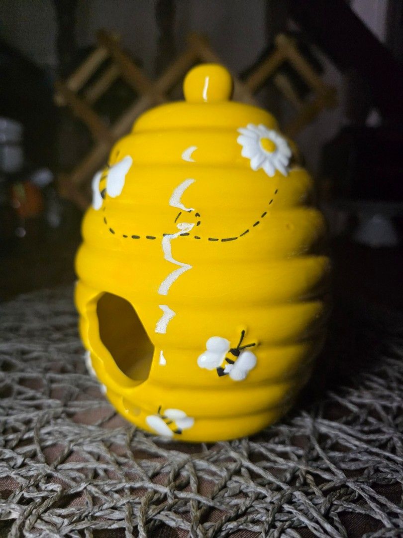 Ceramic Beehive Honey Pot with Bees and Daisies (Category: Vases & Decorative Bowls) located in Zamboanga. Submitted by lunavinum (Listing ID 1464968134, Image 3). Description: Ceramic Beehive approx meas: 7 inches height condition: paint chip at the back, please view images 480.